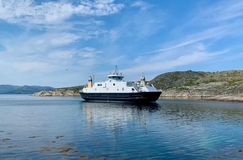 Forsidebilde til innlegget som viser en ferje komme til kai