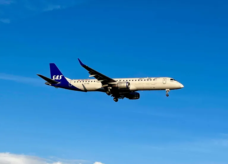 Forsidebilde til innlegget som viser et SAS Link Embraer 195 fly lande