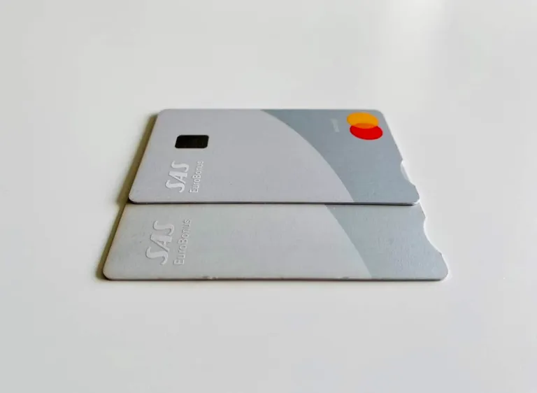 Forsidebilde til innlegget som viser to SAS Mastercard kort