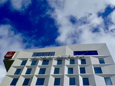 Forsidebilde til innlegget som viser utsiden av Clarion Hotel Air, et Strawberry Hotel