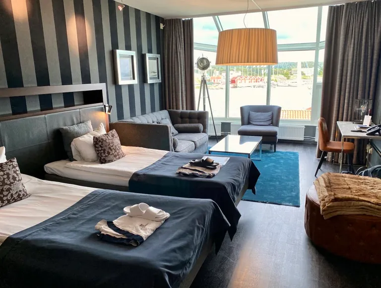 Forsidebilde til innlegget som viser innsiden av et hotellrom på et Strawberry hotell