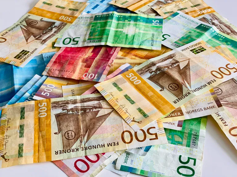 Forsidebilde til innlegget som viser ulike norske sedler
