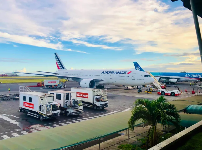 Forsidebilde til innlegget som viser et Air France fly og Air Tahiti Nui fly ved terminalen på flyplassen på Tahiti
