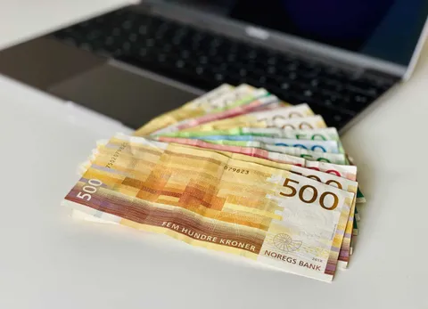 Forsidebilde til innlegget som viser pengesedler foran en datamasking, som en illustrasjon på sparing til bolig