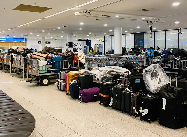 Forsidebilde til innlegget som viser et bagasje på en flyplass