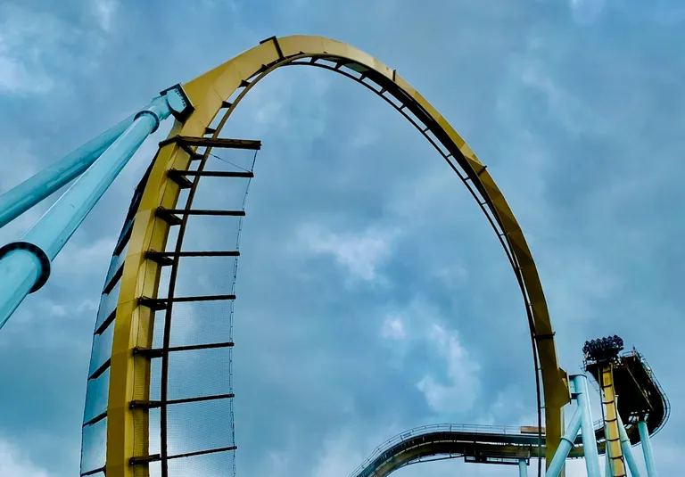 Forsidebilde til artikkelen som viser en berg-og-dalbane i Liseberg