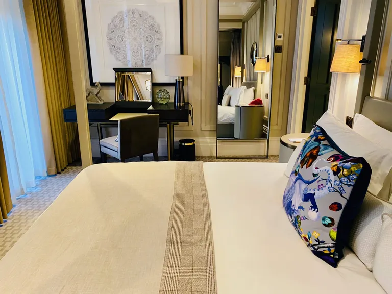 Forsidebilde til innlegget som viser et hotellrom på Kimpton Fitzroy i London