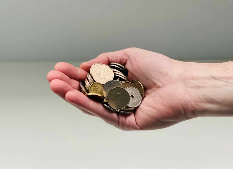 Forsidebilde til innlegget som viser noen som gir penger som illustrasjon på donasjoner
