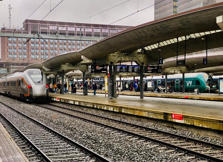 Forsidebilde til innlegget som viser et Flytog og et Vy Tog på perrongen på Oslo S