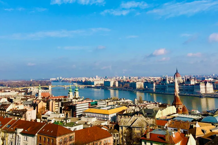 Forsidebilde til innlegget som viser Budapest by på en solskinnsdag, som illustrasjon på reising med Norwegian