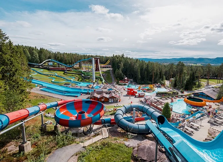 Forsidebilde til innlegget som viser vannsklier i Bø Sommarland. Gjengitt med tillatelse fra Bø Sommarland.