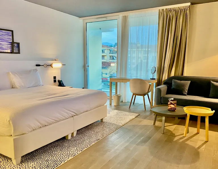 Forsidebilde til innlegget som viser innsiden av et IHG Indigo hotell i Nice
