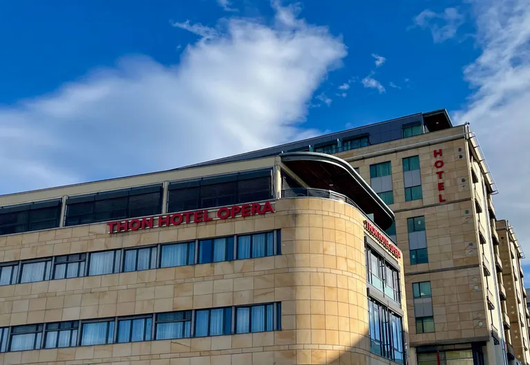 Forsidebilde til innlegget som viser fasaden til Thon Hotel Opera i Oslo
