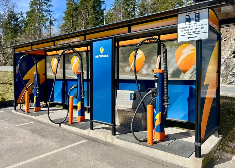Forsidebilde til innlegget som viser en Recharge ladestasjon