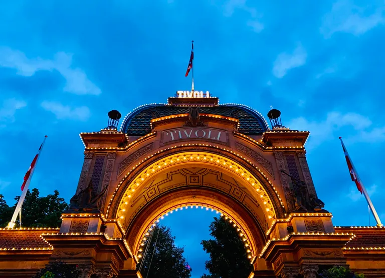 Forsidebilde til innlegget som viser inngangspartiet til Tivoli i København