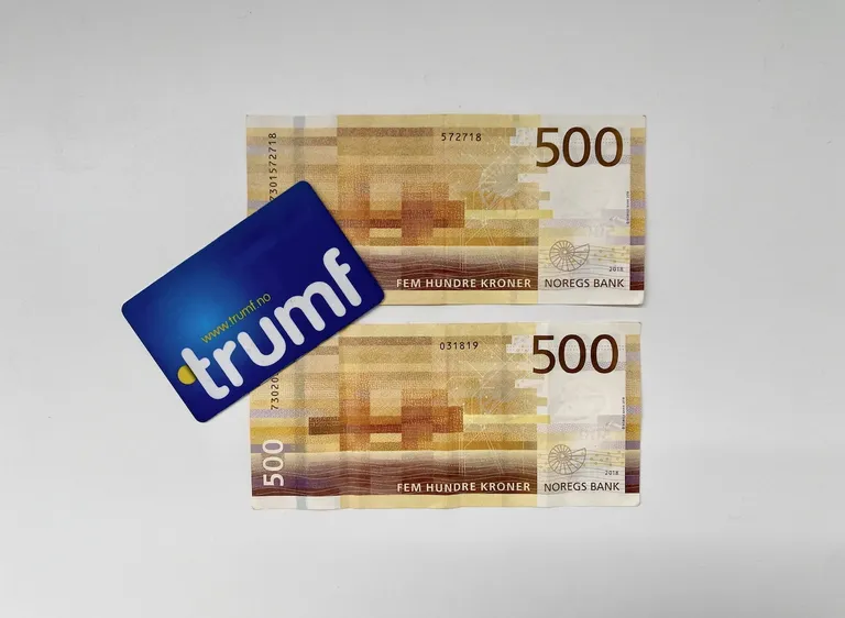 Bilde av et Trumf kort og to femhundre-lapper som illustrasjon på velkomstbonusen på 1000 Trumf-kroner