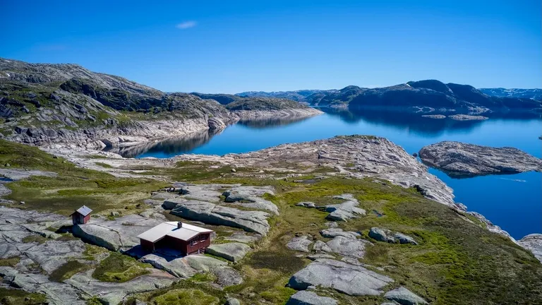 Bilde av en av Statskog utleiehyttene. Tverrå ved Svartevassbassenget i Forsand i Njardarheim
