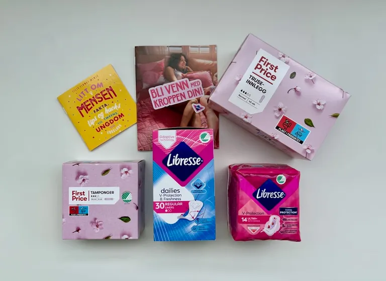 Bilde som viser innholdet i Tweenspakken til KIWI: Libresse bind, Libresse truseinnlegg, First Price tamponger, First Price truseinnlegg, bok «Alt om mensen»
