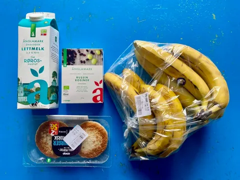 Bilde av bananer som har gått ut på dato, samt melk, rosiner og fiskekaker
