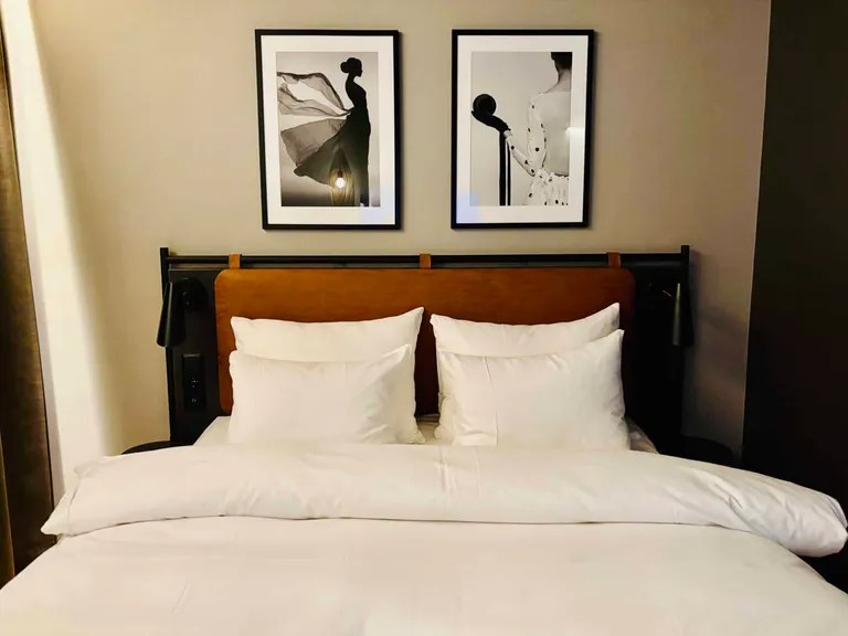 Bilde av en hotellseng