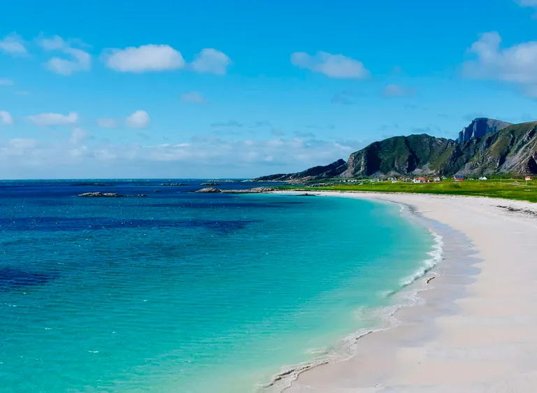 Bilde av en strand på Andøya en sommersdag
