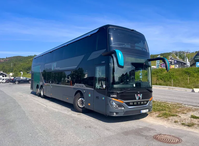 Bilde av en Vy buss på Beitostølen sommerstid